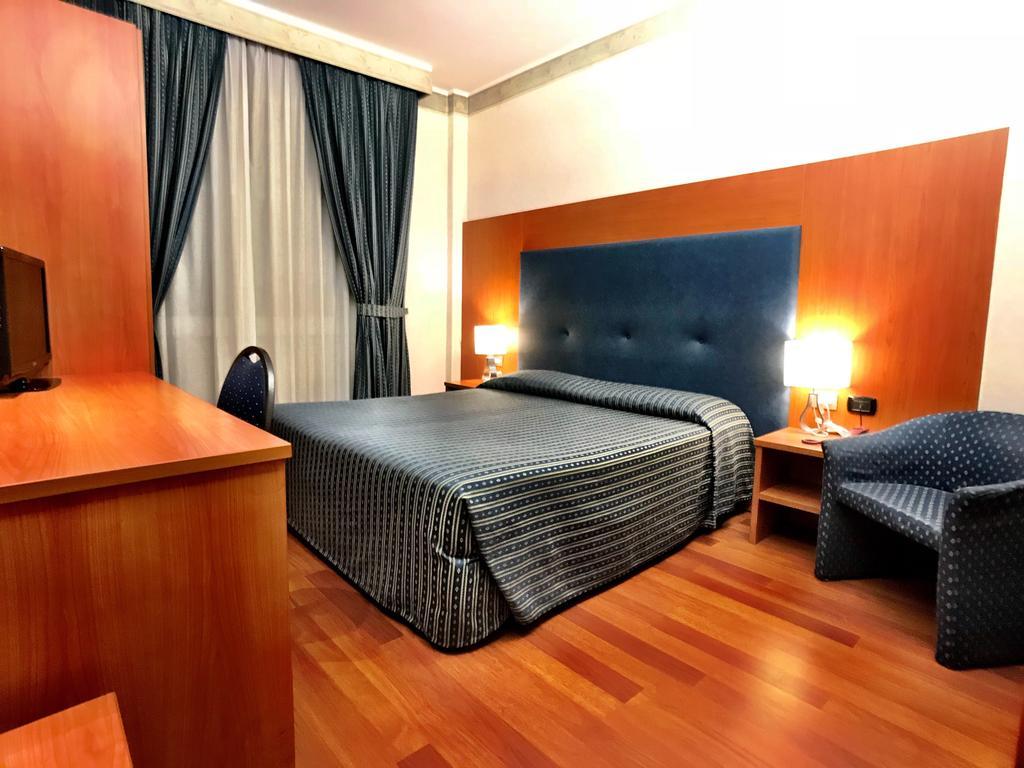 Hotel Mec Мілан Екстер'єр фото
